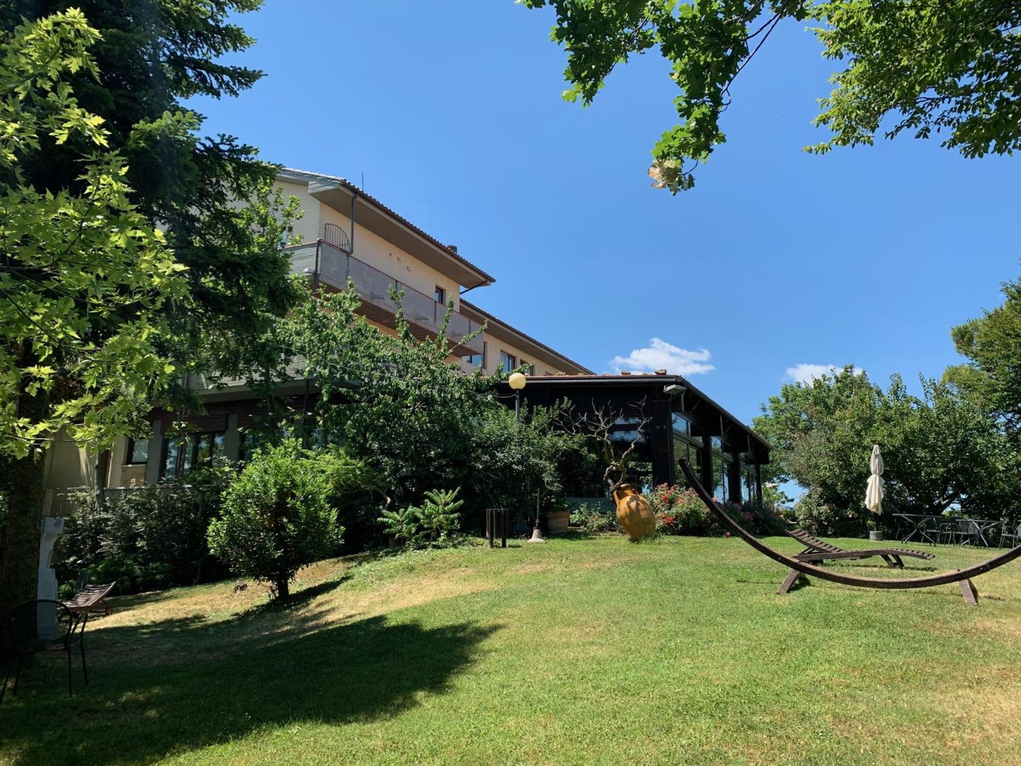 Hotel Tetto Delle Marche - Ristorante Dei Conti Чинголи Экстерьер фото