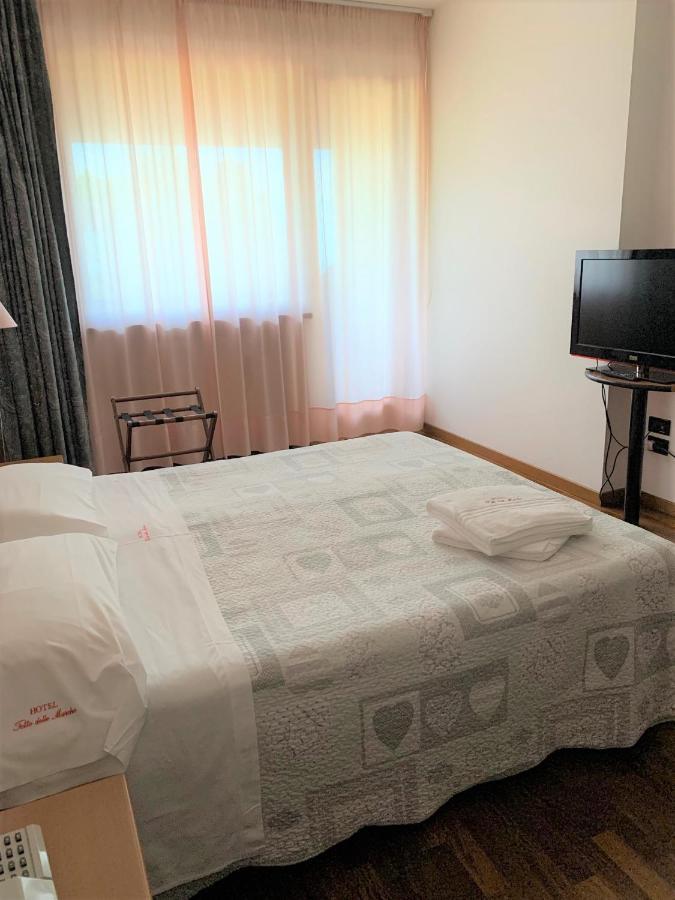 Hotel Tetto Delle Marche - Ristorante Dei Conti Чинголи Экстерьер фото