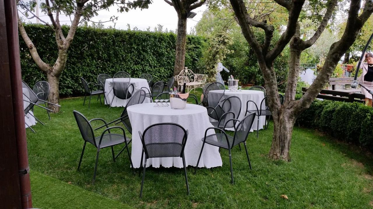 Hotel Tetto Delle Marche - Ristorante Dei Conti Чинголи Экстерьер фото