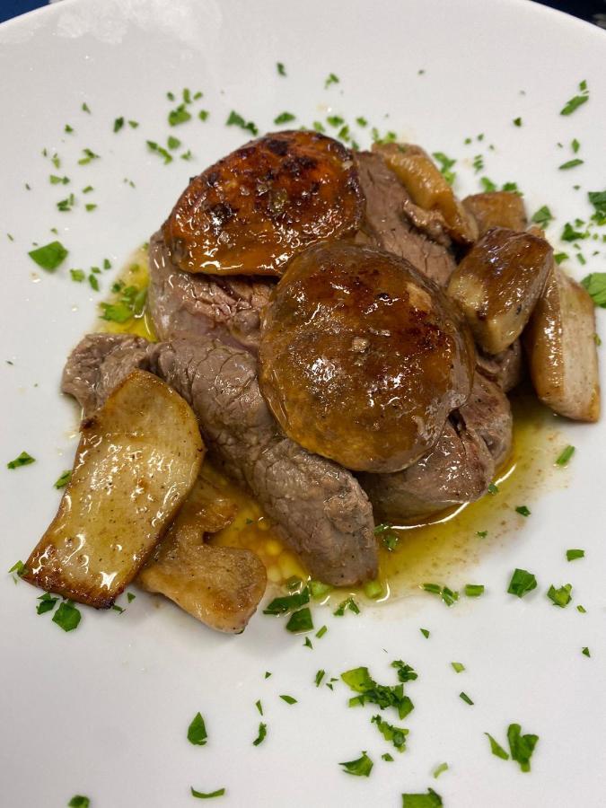 Hotel Tetto Delle Marche - Ristorante Dei Conti Чинголи Экстерьер фото