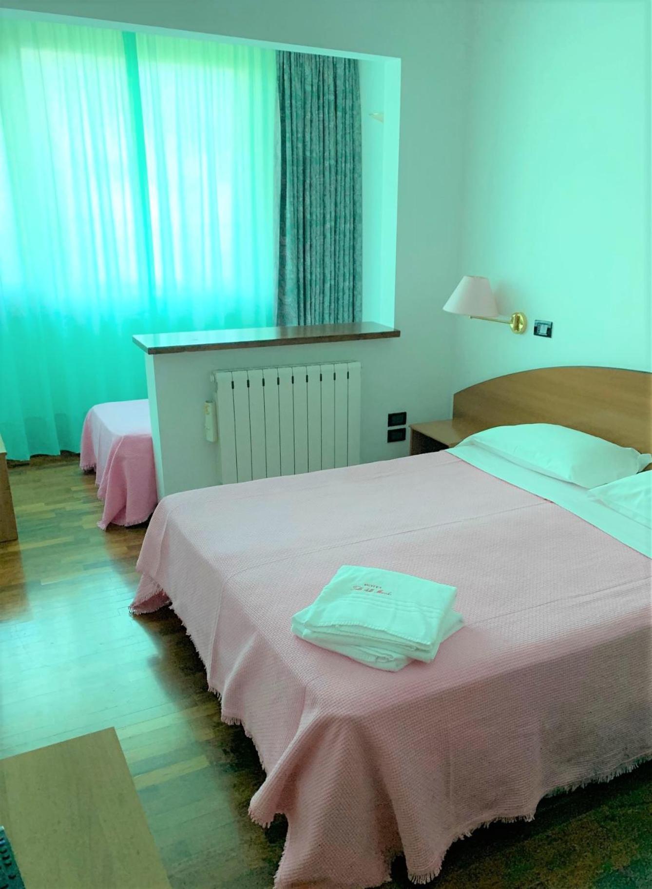 Hotel Tetto Delle Marche - Ristorante Dei Conti Чинголи Номер фото