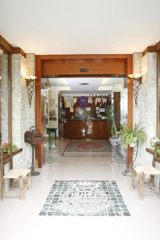 Hotel Tetto Delle Marche - Ristorante Dei Conti Чинголи Экстерьер фото