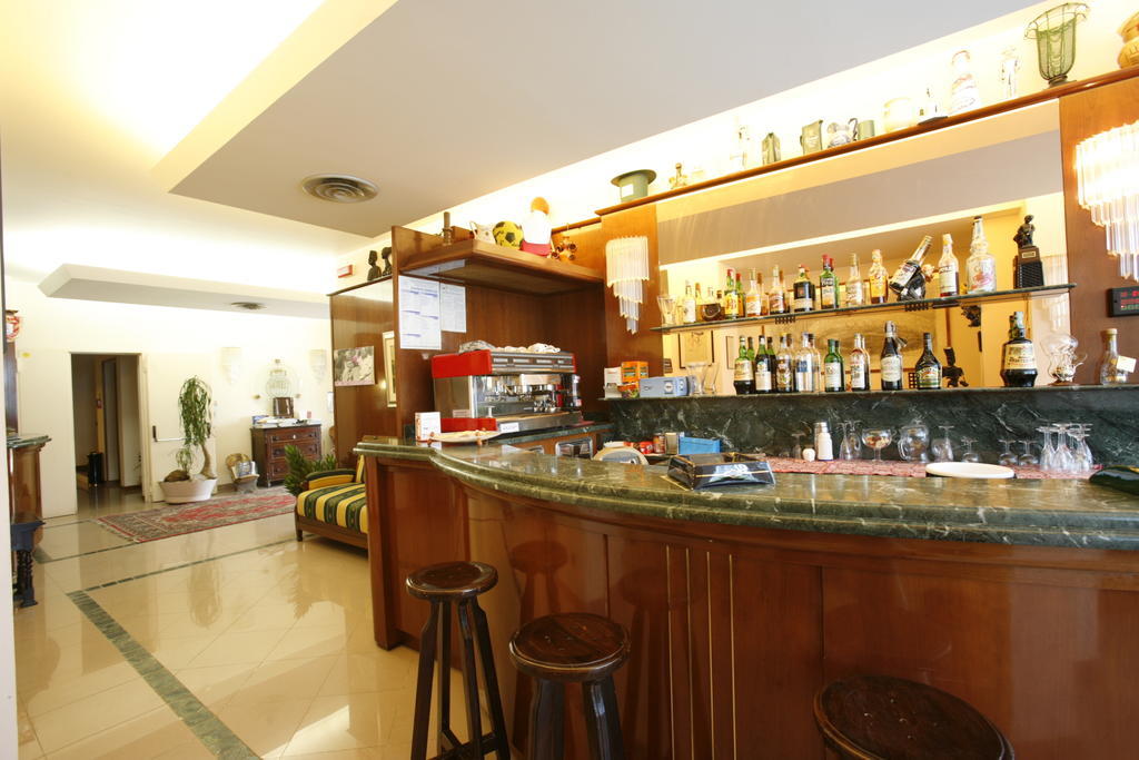 Hotel Tetto Delle Marche - Ristorante Dei Conti Чинголи Экстерьер фото